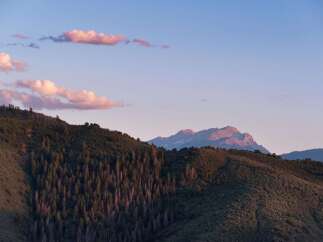 This stunning mountain landscape offers breathtaking views and a serene atmosphere.