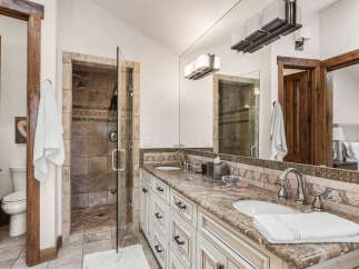 This luxurious bathroom boasts a stunning combination of elegance and functionality.