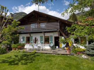 Discover the charm of this stunning property, boasting a beautiful wooden facade and a welcoming outdoor space.