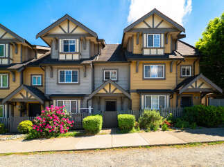 Discover the charm of this stunning townhome, ideally situated in a desirable neighborhood.