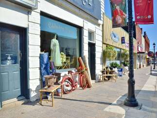 Discover the charm of this unique property, ideally situated in a vibrant downtown setting.