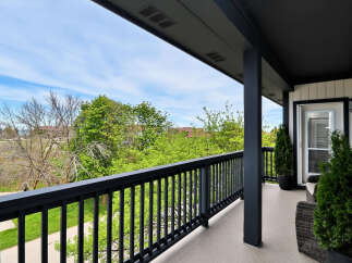 Enjoy breathtaking views from this stunning balcony! This property features a spacious outdoor area, perfect for relaxing or entertaining.