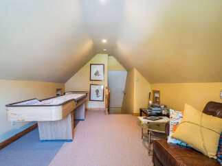 Discover the charm of this unique loft space, perfect for entertainment and relaxation.
