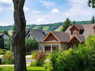 Discover the charm of this stunning property, perfectly situated in a serene, picturesque setting.