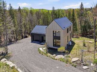 Discover modern living in this stunning property surrounded by nature.