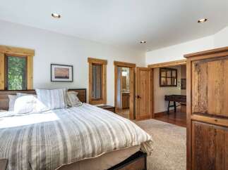 This stunning bedroom boasts a cozy and inviting atmosphere, perfect for relaxation.