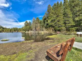 Discover the tranquility of this stunning lakeside property, perfect for nature lovers and outdoor enthusiasts.