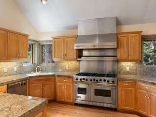 This stunning kitchen boasts a Viking range, perfect for culinary enthusiasts.