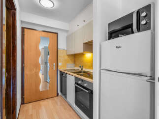 Discover this charming kitchen, perfect for culinary enthusiasts.