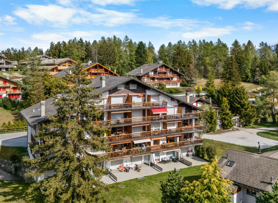 Discover a stunning property nestled in a picturesque mountain setting, offering breathtaking views and a tranquil atmosphere.