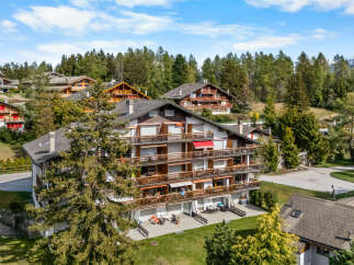 Discover a stunning property nestled in a picturesque mountain setting, offering breathtaking views and a tranquil atmosphere.