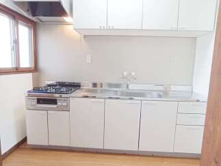 Discover this modern kitchen, perfect for culinary enthusiasts.