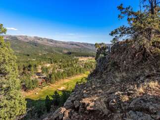 Experience breathtaking panoramic views from this stunning property, nestled amidst a lush forest and overlooking a pristine golf course.