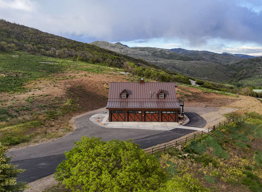 Discover this stunning property nestled in a picturesque mountain landscape.