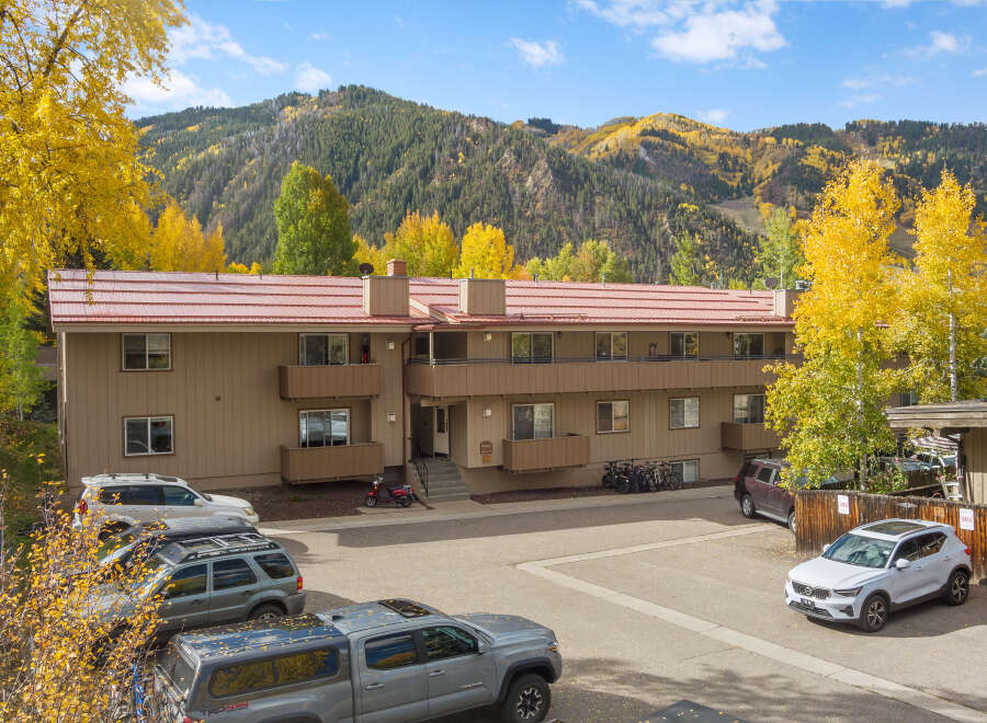 Experience mountain living in this charming apartment complex, perfect for outdoor enthusiasts.