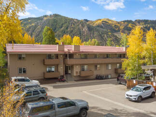 Experience mountain living in this charming apartment complex, perfect for outdoor enthusiasts.