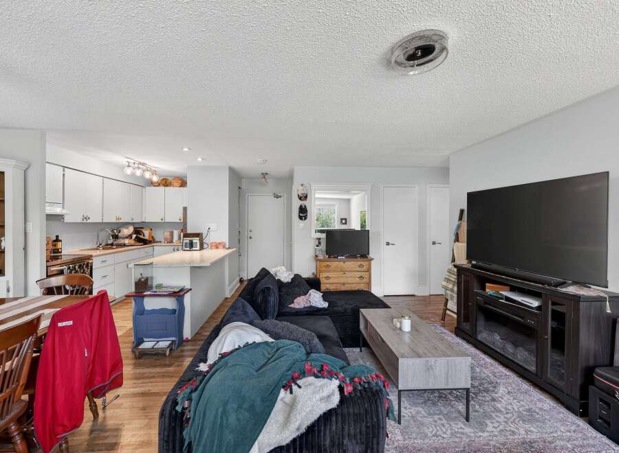Discover this inviting living space featuring a spacious sectional sofa perfect for relaxation and entertainment.