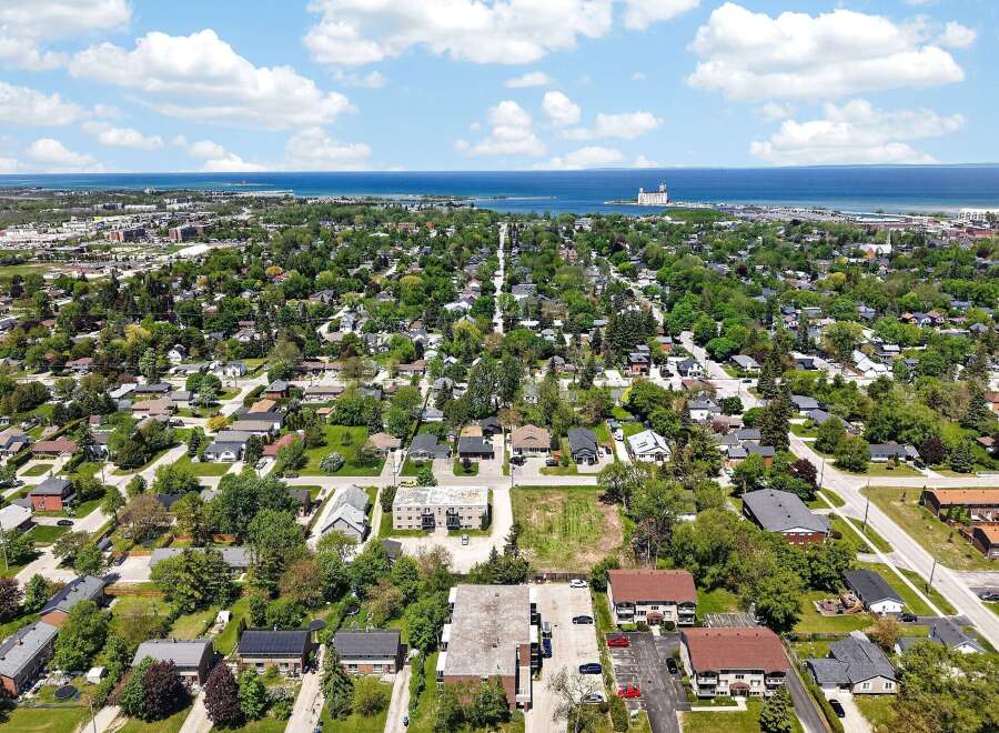 Discover this charming residential neighborhood with a mix of single-family homes and apartment buildings, perfect for families and individuals alike.