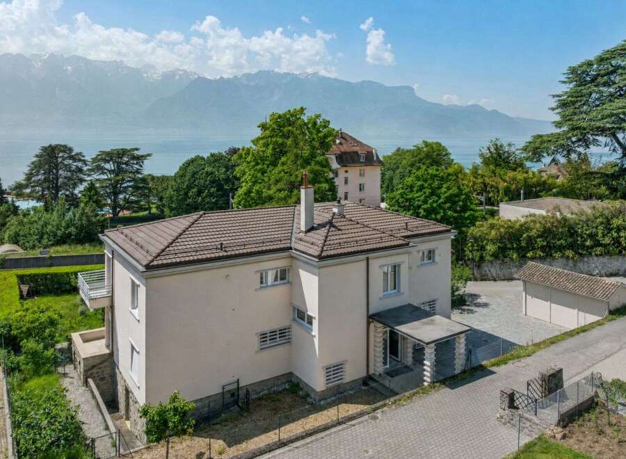 Discover this charming property offering breathtaking panoramic views of a serene lake and majestic mountains.