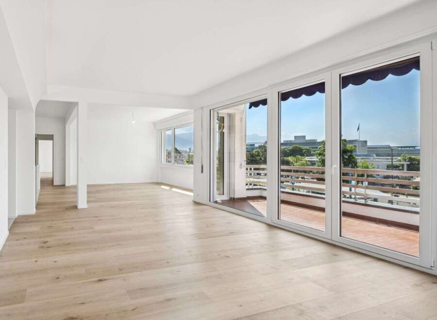 Experience modern living in this spacious, light-filled apartment featuring expansive floor-to-ceiling windows that offer stunning views.