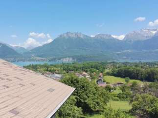 Experience breathtaking panoramic views of a serene lake and majestic mountains from this stunning property.