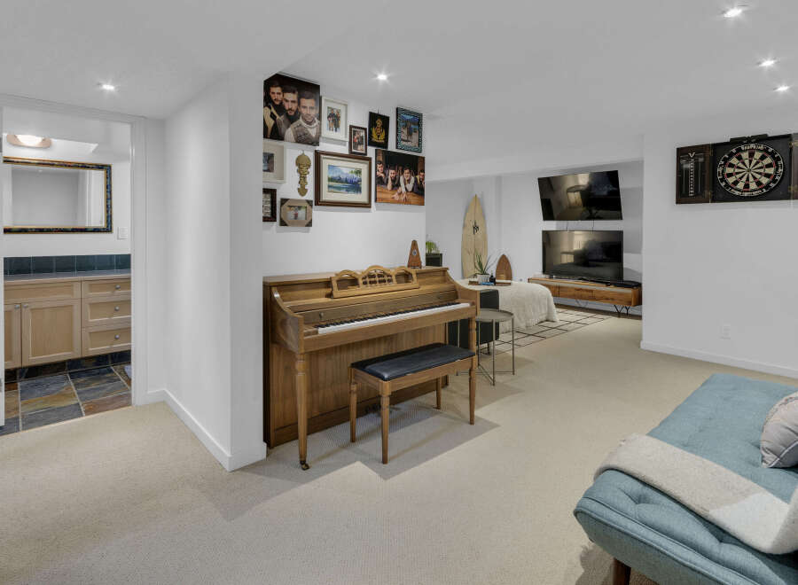 Discover this inviting basement living space, perfect for entertainment and relaxation.