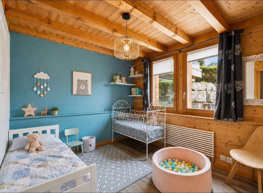 Discover this charming children's room, perfect for a family home.