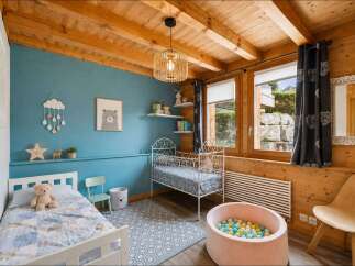 Discover this charming children's room, perfect for a family home.