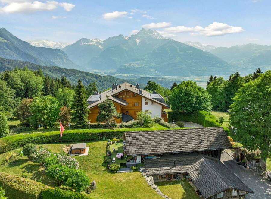 Experience luxury mountain living in this stunning chalet, boasting panoramic views of snow-capped peaks and lush valleys.