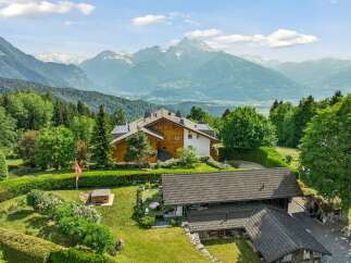 Experience luxury mountain living in this stunning chalet, boasting panoramic views of snow-capped peaks and lush valleys.