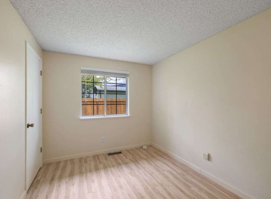 Discover this charming bedroom featuring a bright and airy atmosphere, perfect for relaxation.