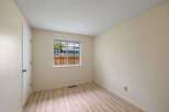 Discover this charming bedroom featuring a bright and airy atmosphere, perfect for relaxation.