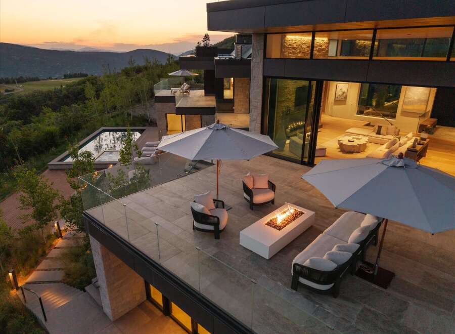 Experience luxury living with this stunning modern home featuring an infinity pool and breathtaking mountain views at sunset.