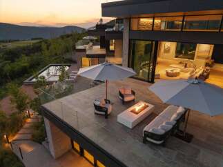 Experience luxury living with this stunning modern home featuring an infinity pool and breathtaking mountain views at sunset.