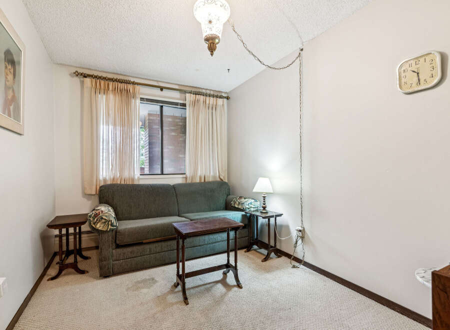 This cozy living room features a comfortable green sofa, perfect for relaxing.