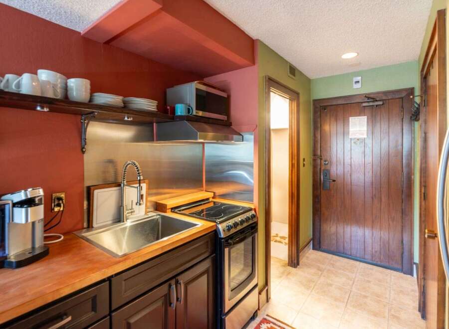 Discover this charming kitchenette, perfect for preparing simple meals during your stay.