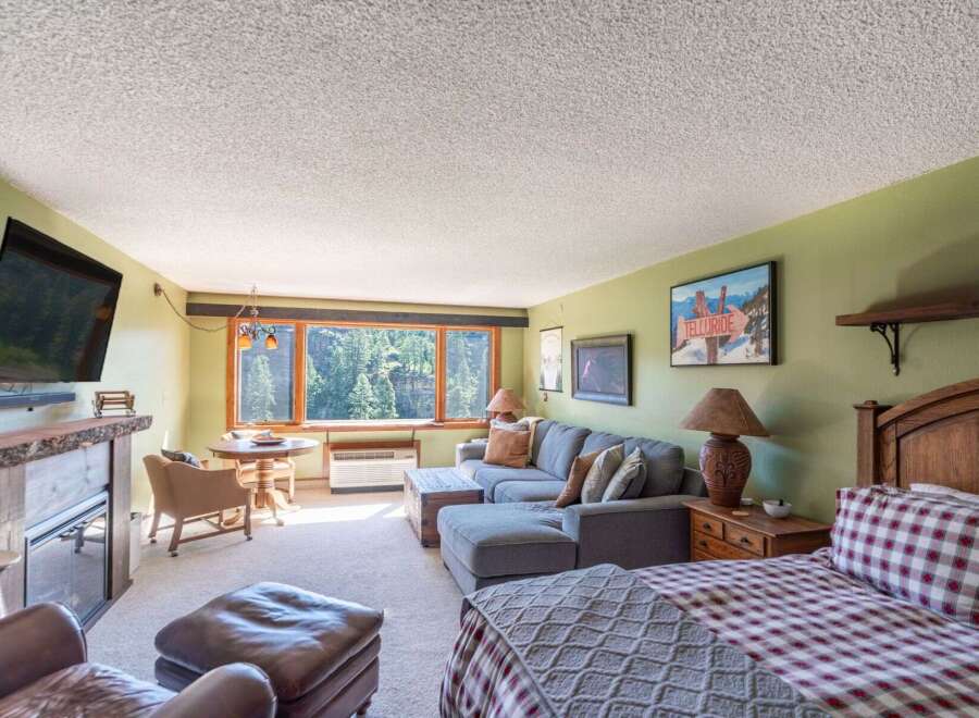 Experience the perfect blend of comfort and nature in this charming studio apartment.