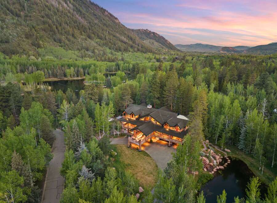 Nestled amidst a lush forest and rolling mountains, this stunning mountain lodge offers unparalleled luxury and privacy.