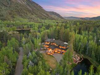 Nestled amidst a lush forest and rolling mountains, this stunning mountain lodge offers unparalleled luxury and privacy.