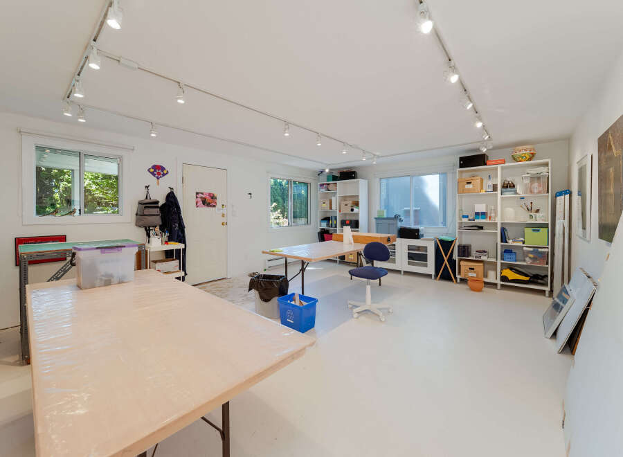 Discover this spacious art studio, perfect for unleashing your creativity.