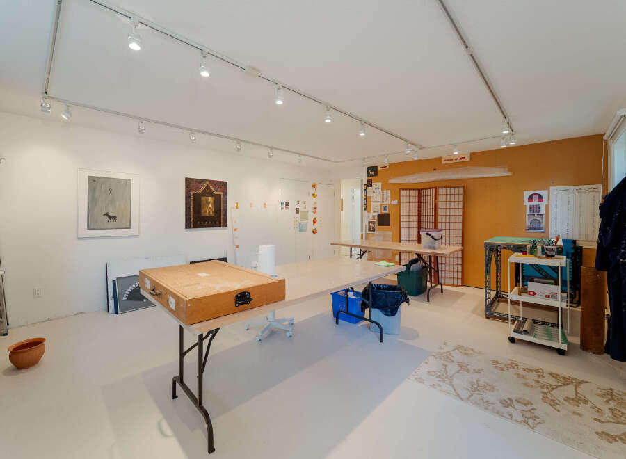 Discover this versatile art studio, perfect for creative endeavors.
