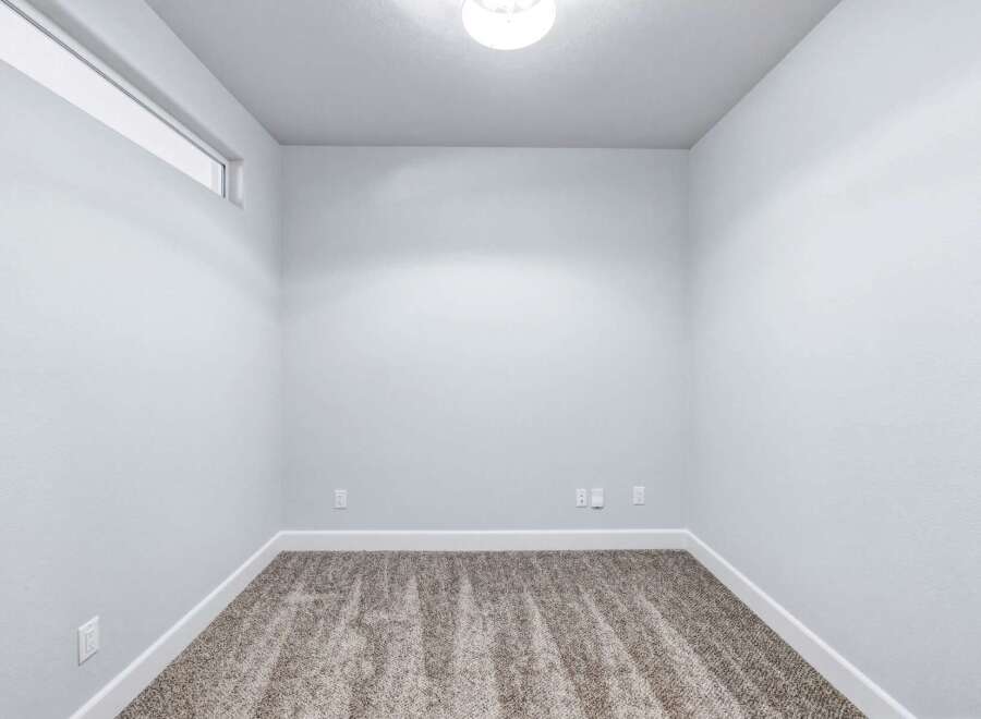 Discover this bright and airy room, perfect for a home office or additional bedroom.