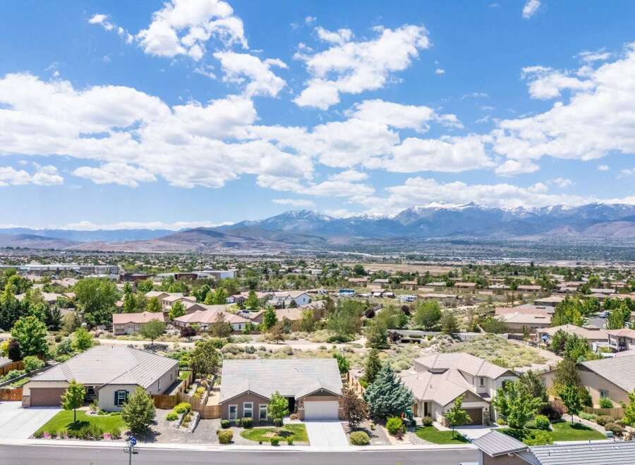 Discover this stunning property with breathtaking mountain views, perfect for those seeking tranquility and natural beauty.