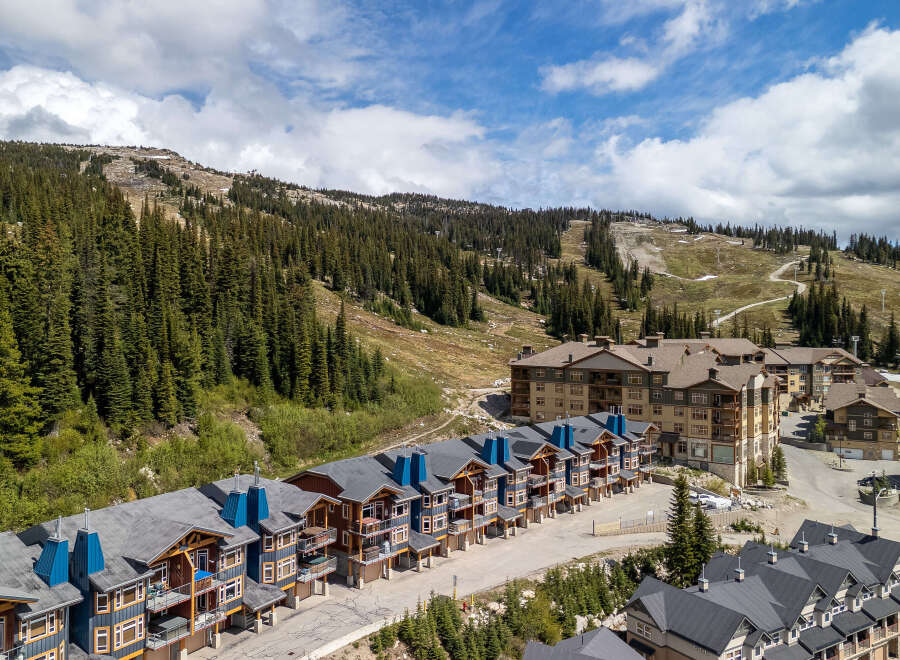 Experience mountain living in this stunning ski-in/ski-out property, offering unparalleled access to pristine slopes and breathtaking alpine views.