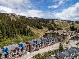 Experience mountain living in this stunning ski-in/ski-out property, offering unparalleled access to pristine slopes and breathtaking alpine views.