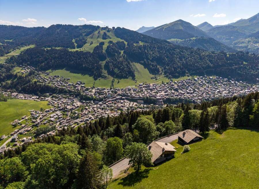 Discover this stunning property nestled in a picturesque mountain village, offering breathtaking panoramic views of the surrounding Alps.