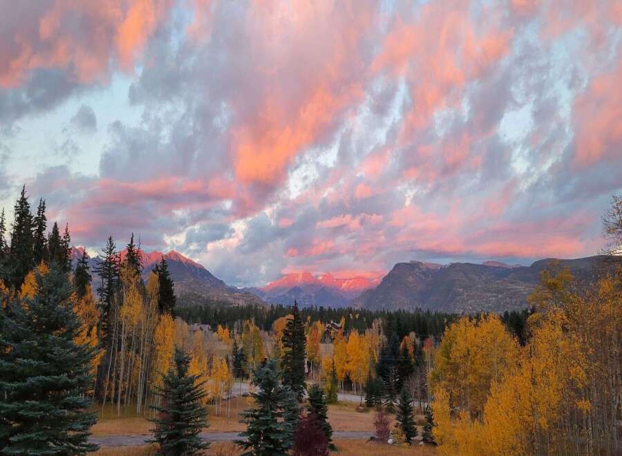 Experience the magic of autumn in this stunning mountain landscape, perfect for a serene getaway.