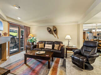 Cozy living room featuring a plush leather sofa and a comfortable recliner, perfect for relaxing after a day of skiing.