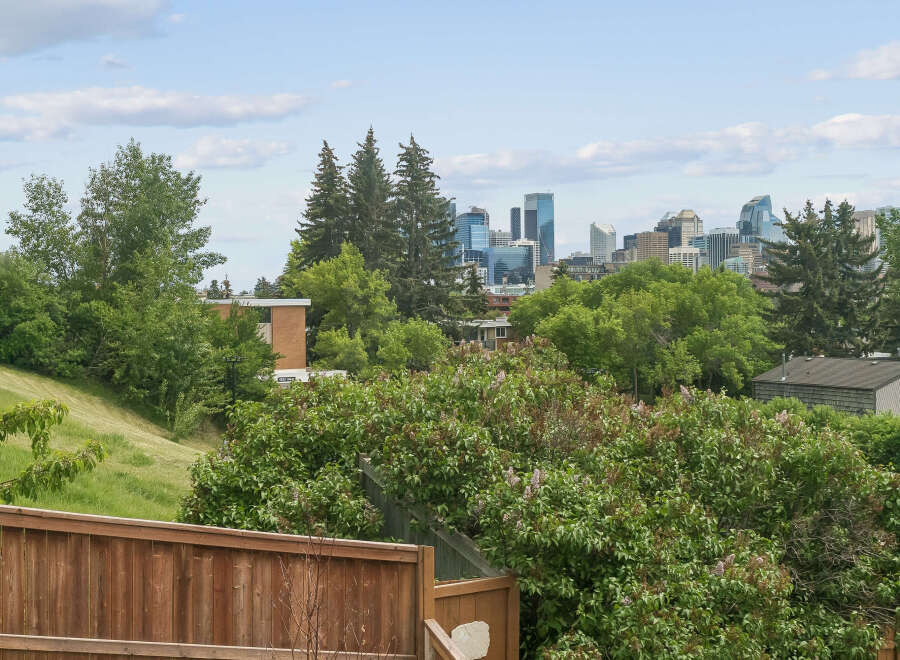 Enjoy stunning city views from this property, offering a unique blend of urban proximity and natural tranquility.