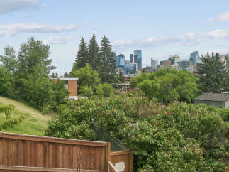 Enjoy stunning city views from this property, offering a unique blend of urban proximity and natural tranquility.